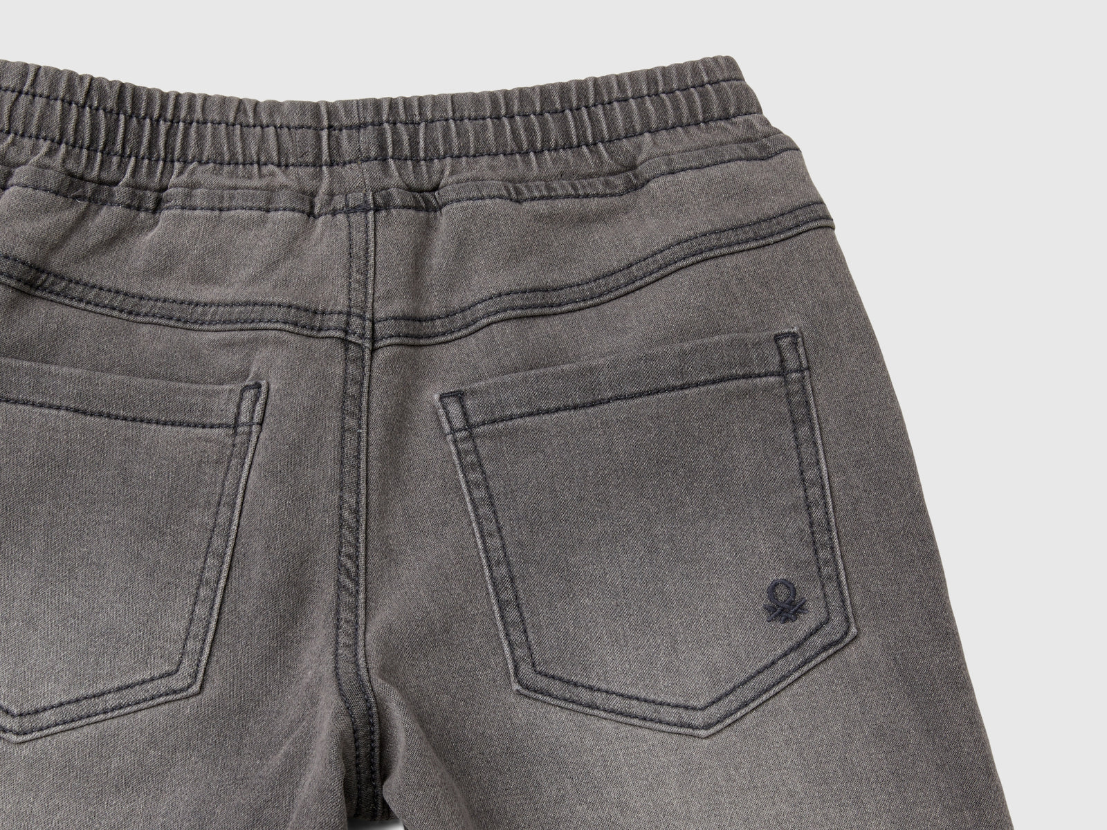Joggers in denim da bambino nero 3 | Benetton Outlet
