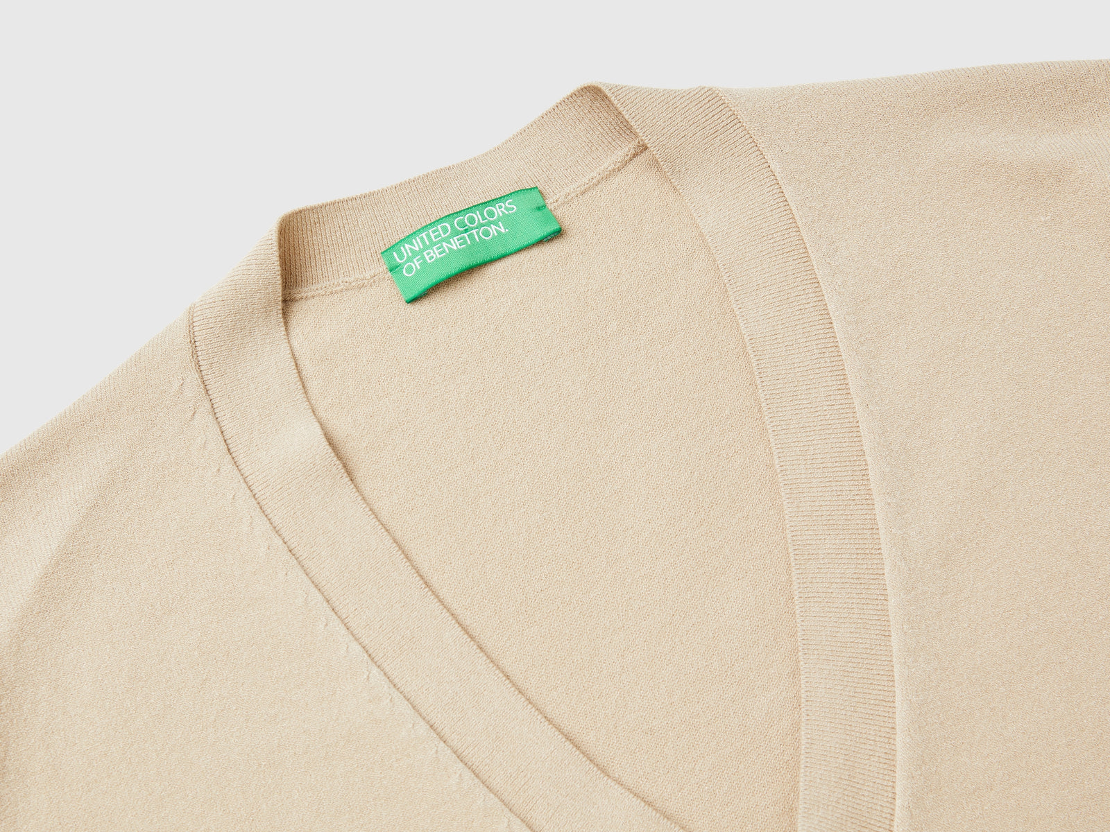 Maglia con scollo a V in misto viscosa da donna beige 3 | Benetton Outlet