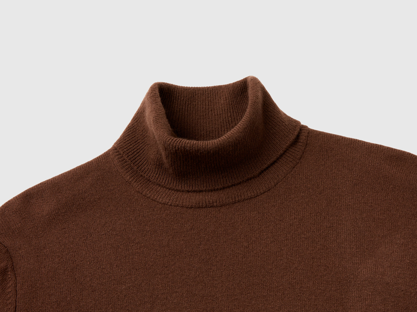 Maglione dolcevita scuro in pura lana Merino da donna marrone 3 | Benetton Outlet