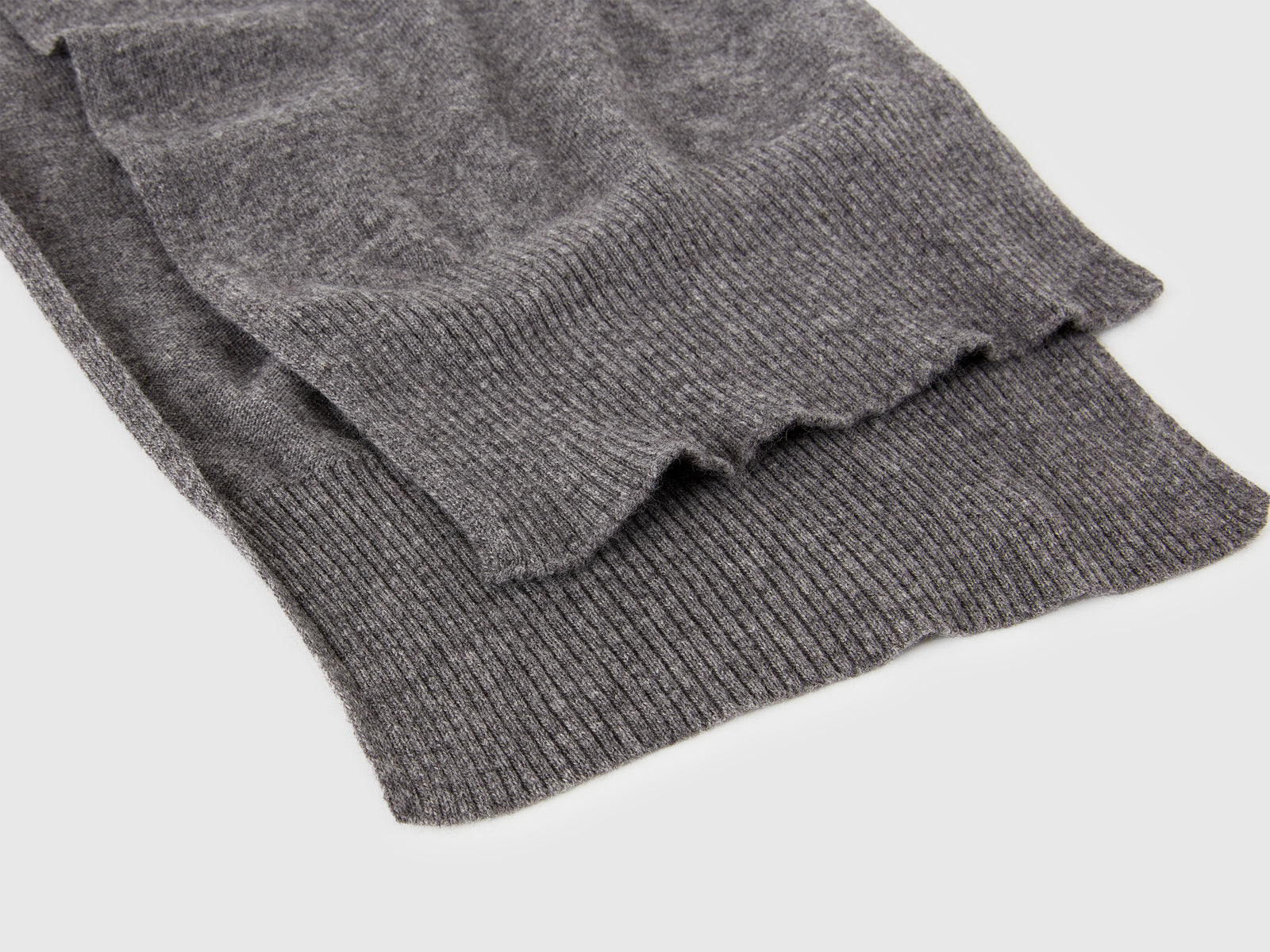 Sciarpa in pura lana Merino da donna grigio scuro 2 | Benetton Outlet