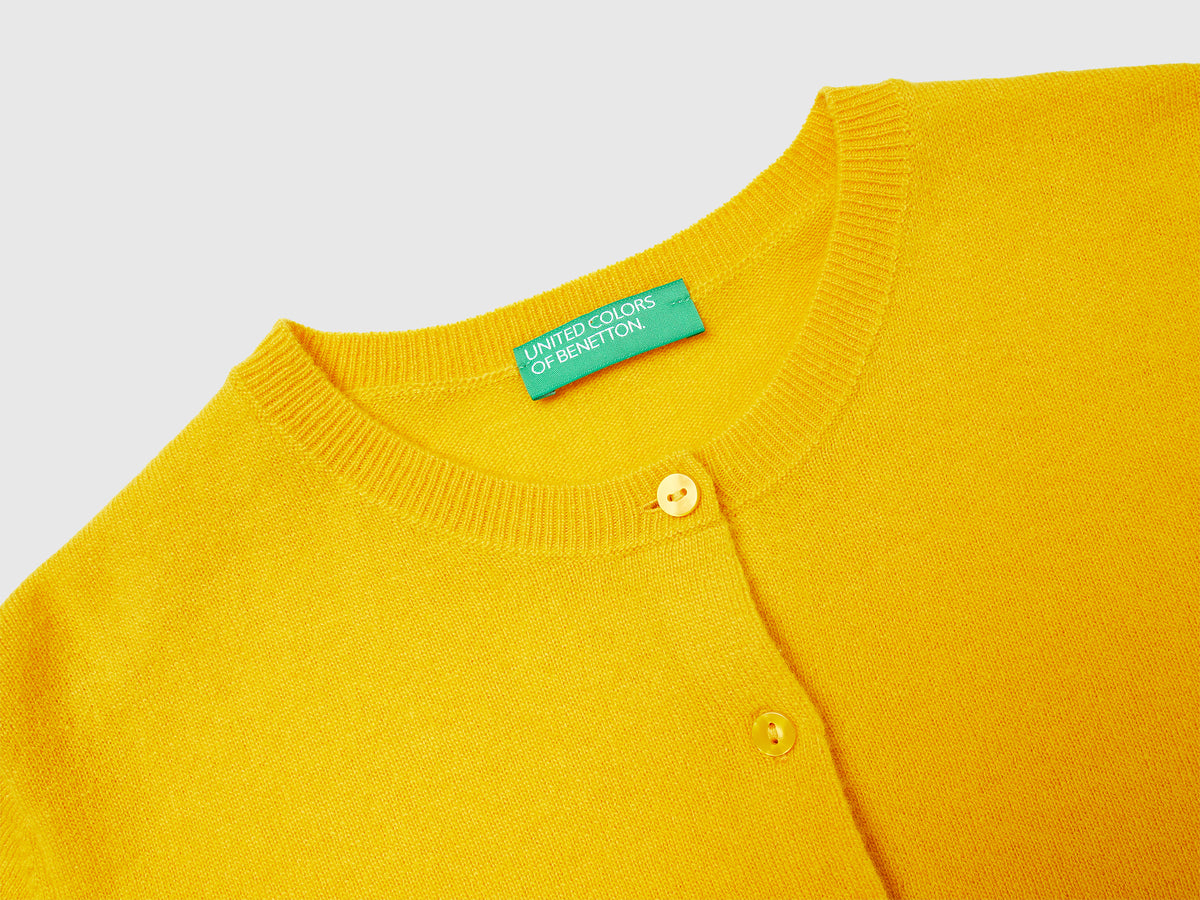 Cardigan girocollo giallo ocra in pura lana Merino