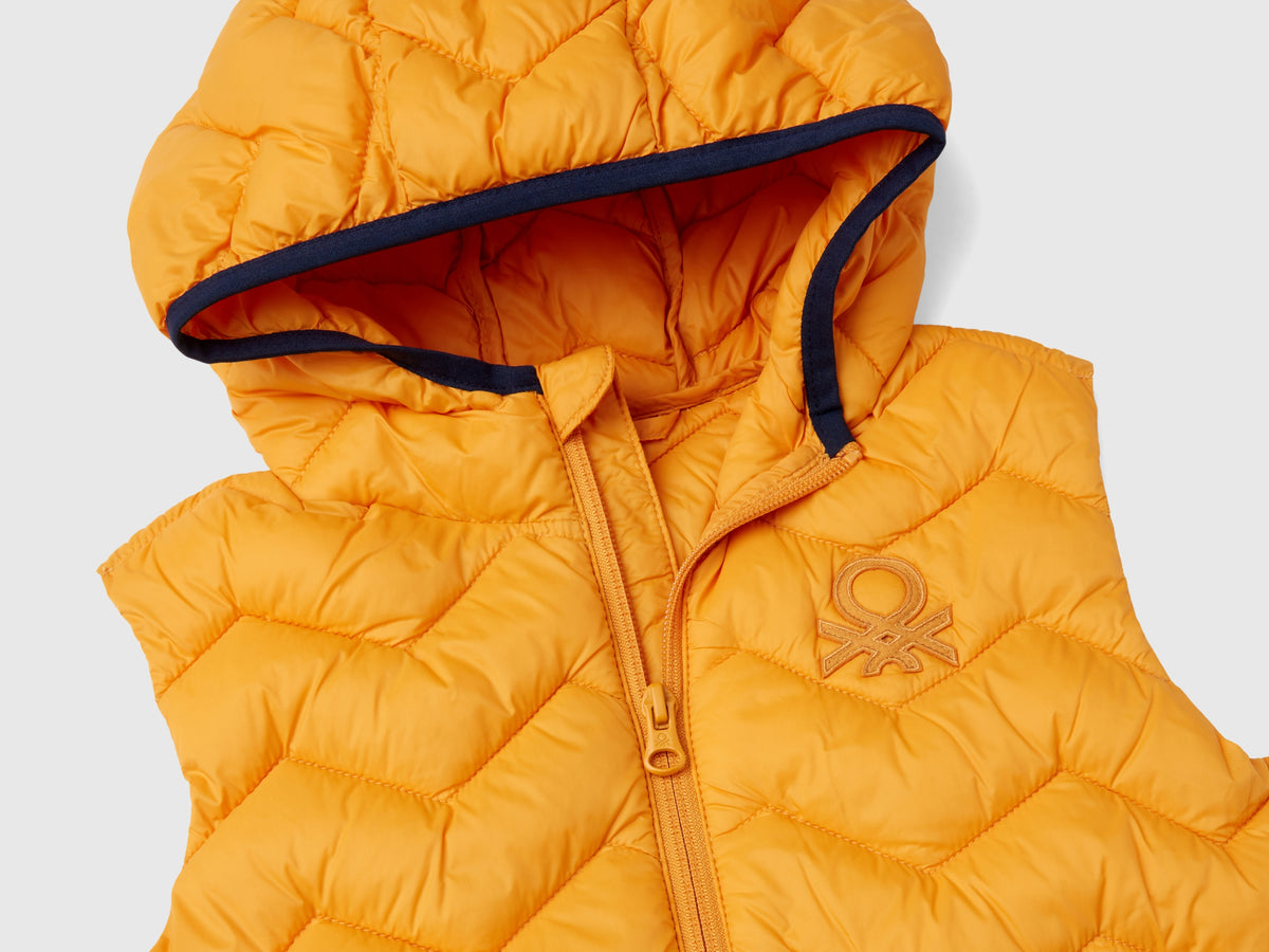 Gilet imbottito con cappuccio