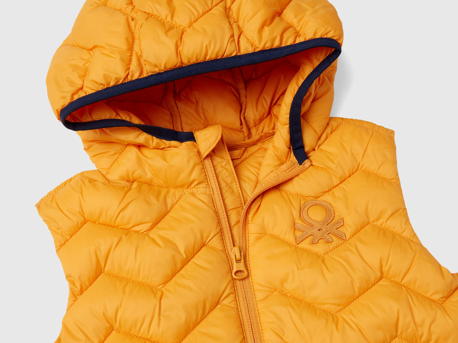 Gilet imbottito con cappuccio da bimbo senape 3 | Benetton Outlet