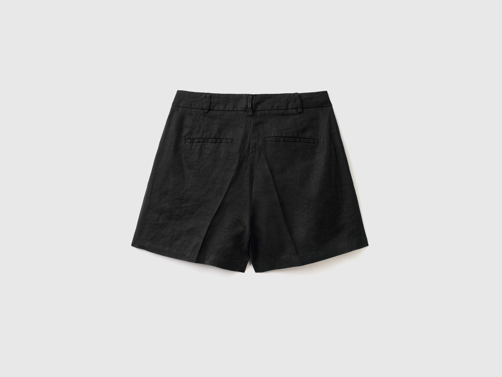 Pantaloni corti con lunghezza a metà coscia e piega frontale da donna nero 2 | Benetton Outlet