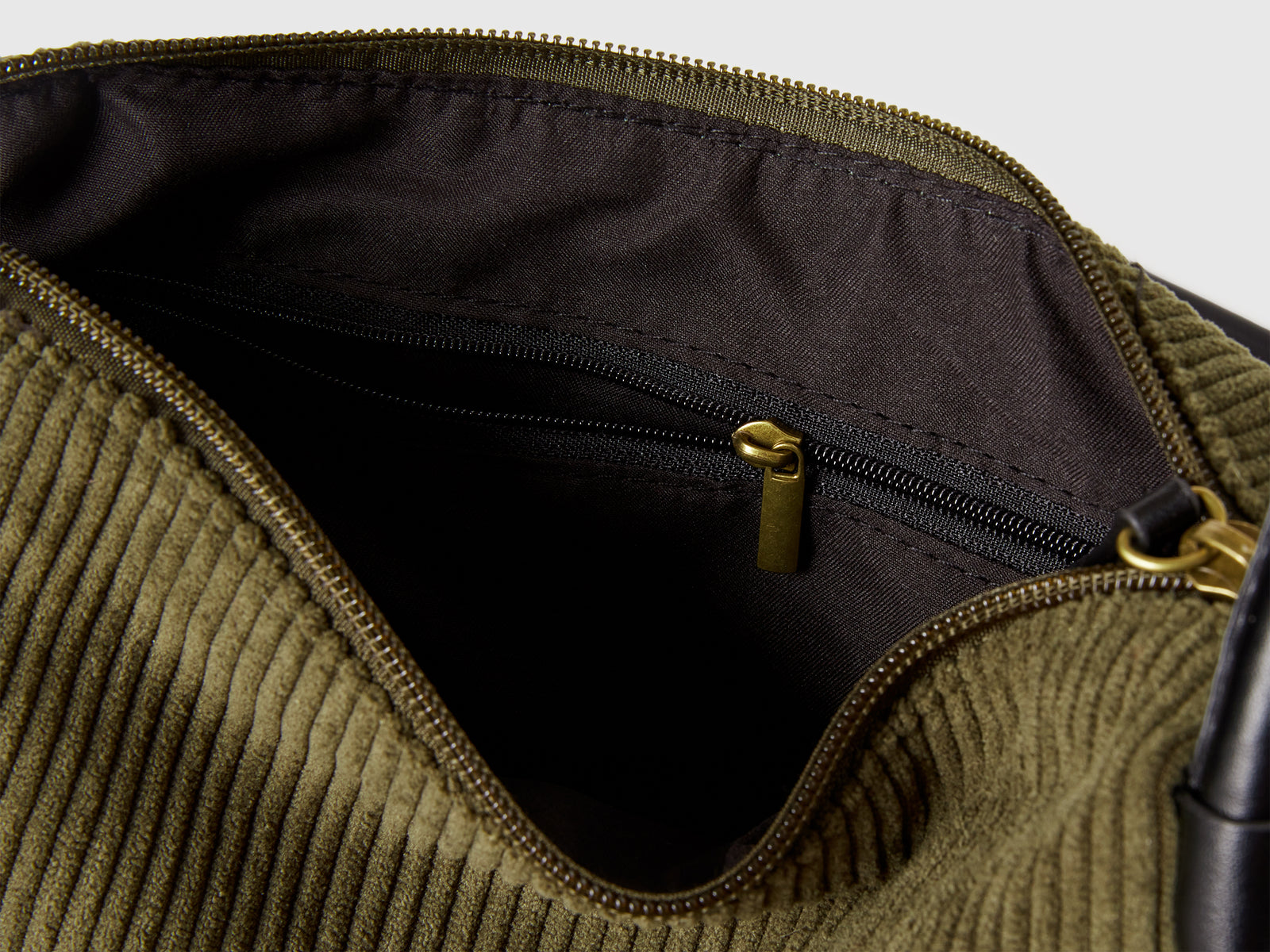Borsa a spalla in velluto da donna verde militare 3 | Benetton Outlet