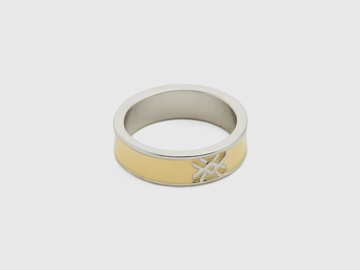 Anello a fascia chiaro con logo