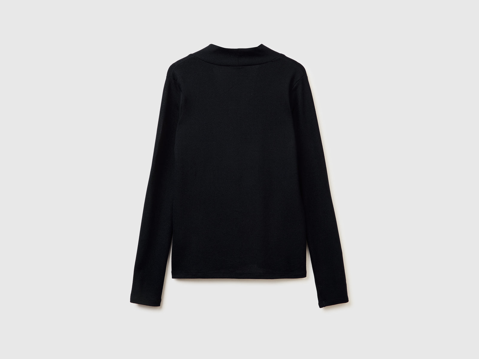 T-shirt in crêpe con scollo a V da donna nero 2 | Benetton Outlet