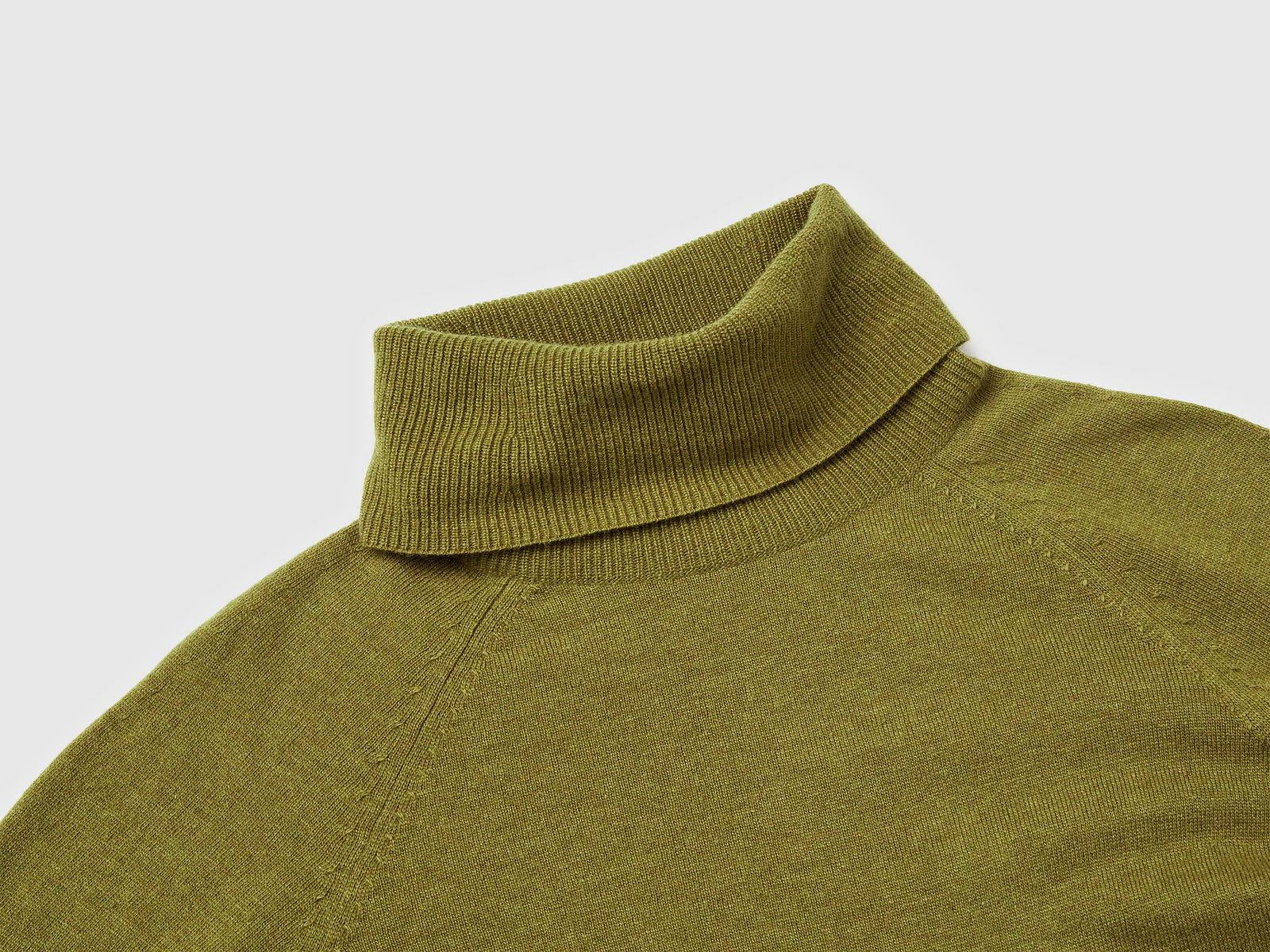 Maglione dolcevita in misto lana e cashmere da donna verde militare 3 | Benetton Outlet