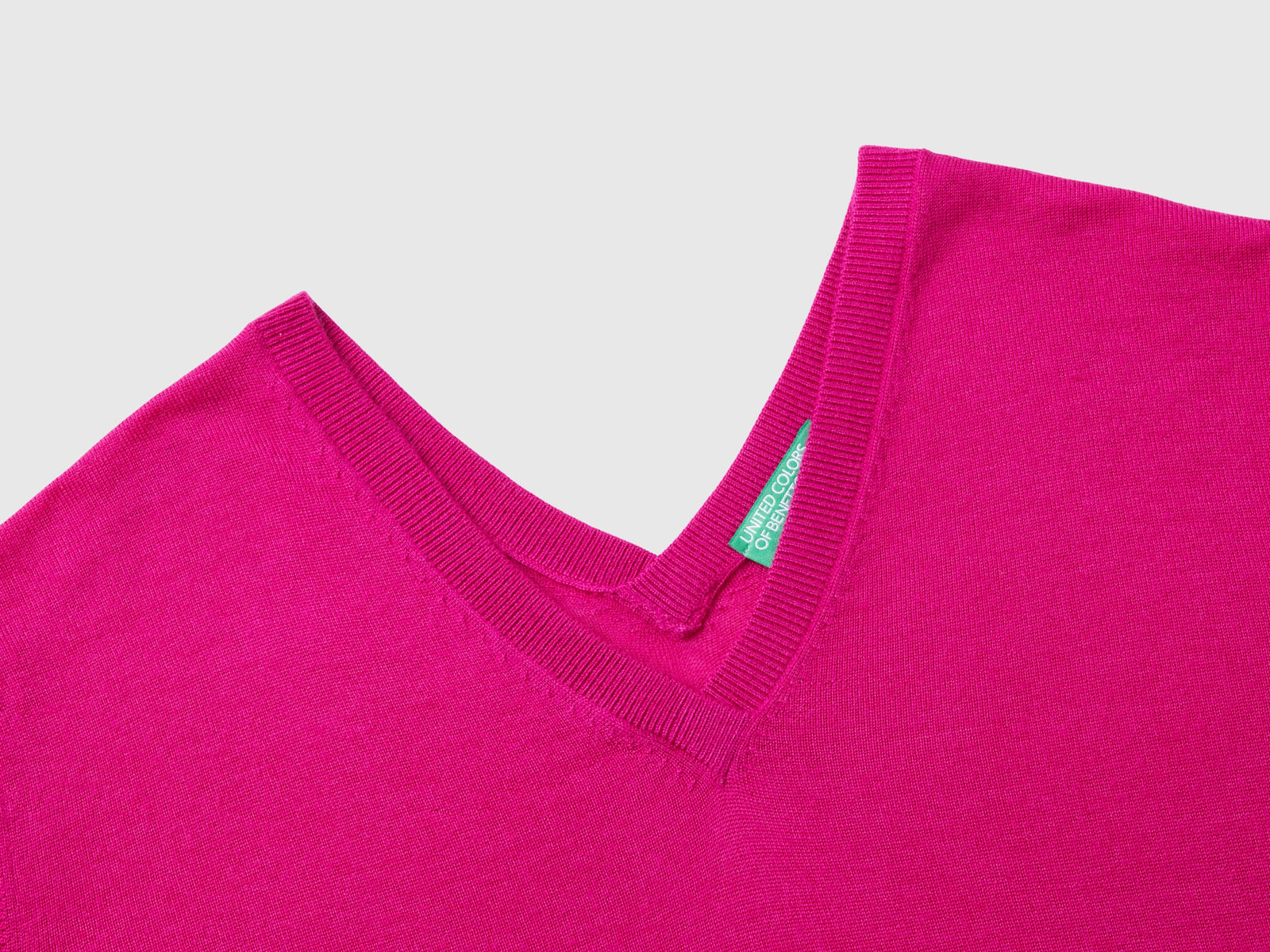 Maglia scollo a V in pura lana Merino da donna ciclamino 3 | Benetton Outlet