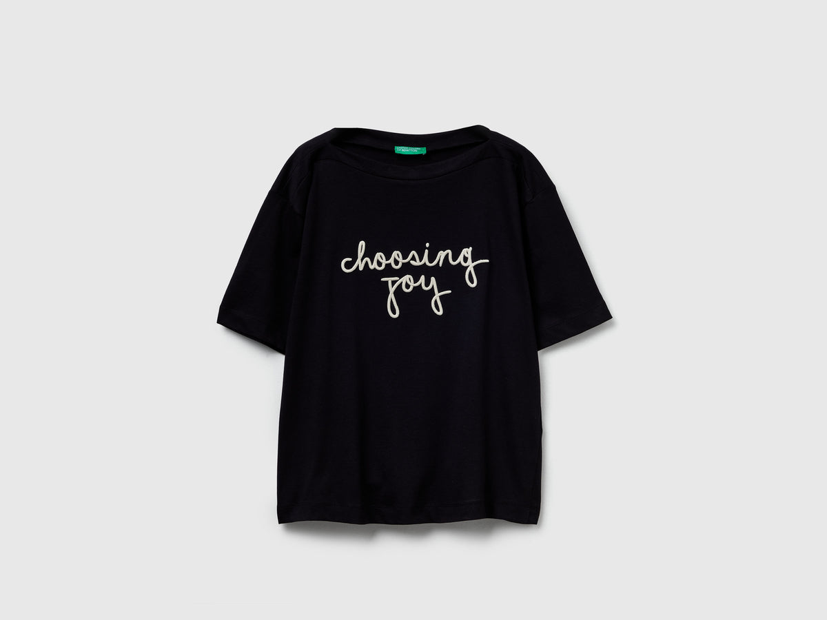 T-shirt con slogan ricamato