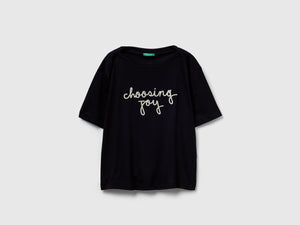 T-shirt con slogan ricamato