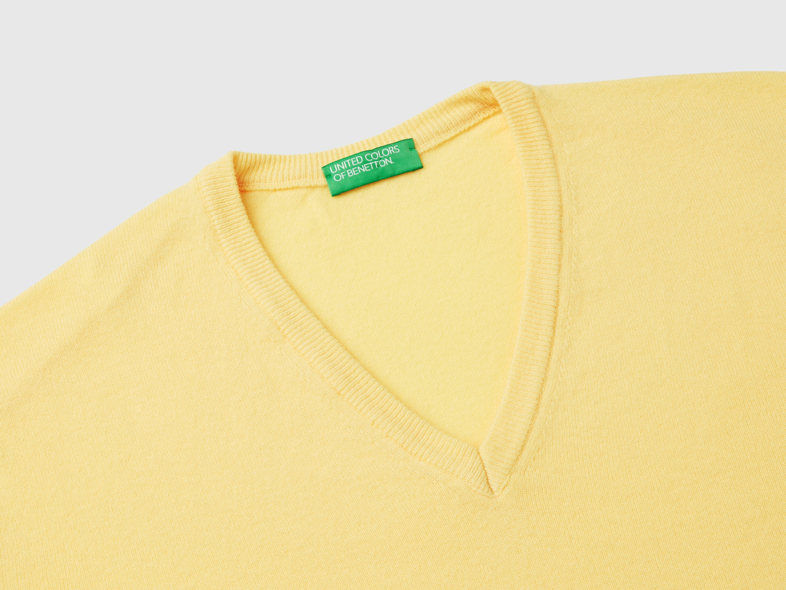 Maglia scollo a V in pura lana Merino da uomo giallo 3 | Benetton Outlet