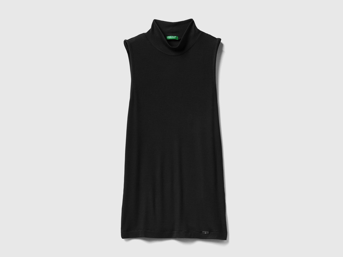 T-shirt smanicata con collo alto