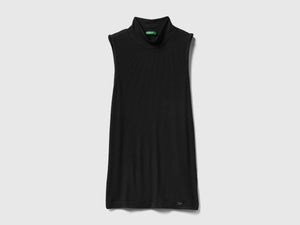 T-shirt smanicata con collo alto