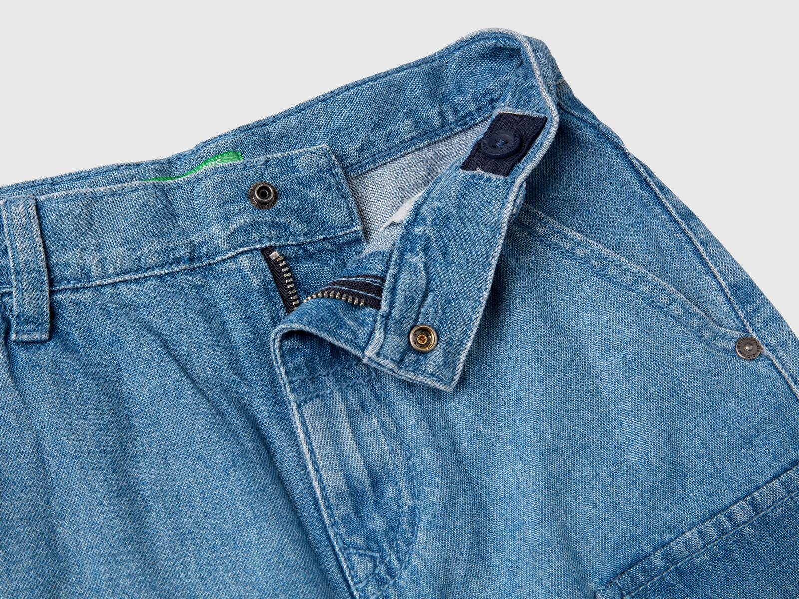 Bermuda cargo in jeans leggero da bambino azzurro 3 | Benetton Outlet