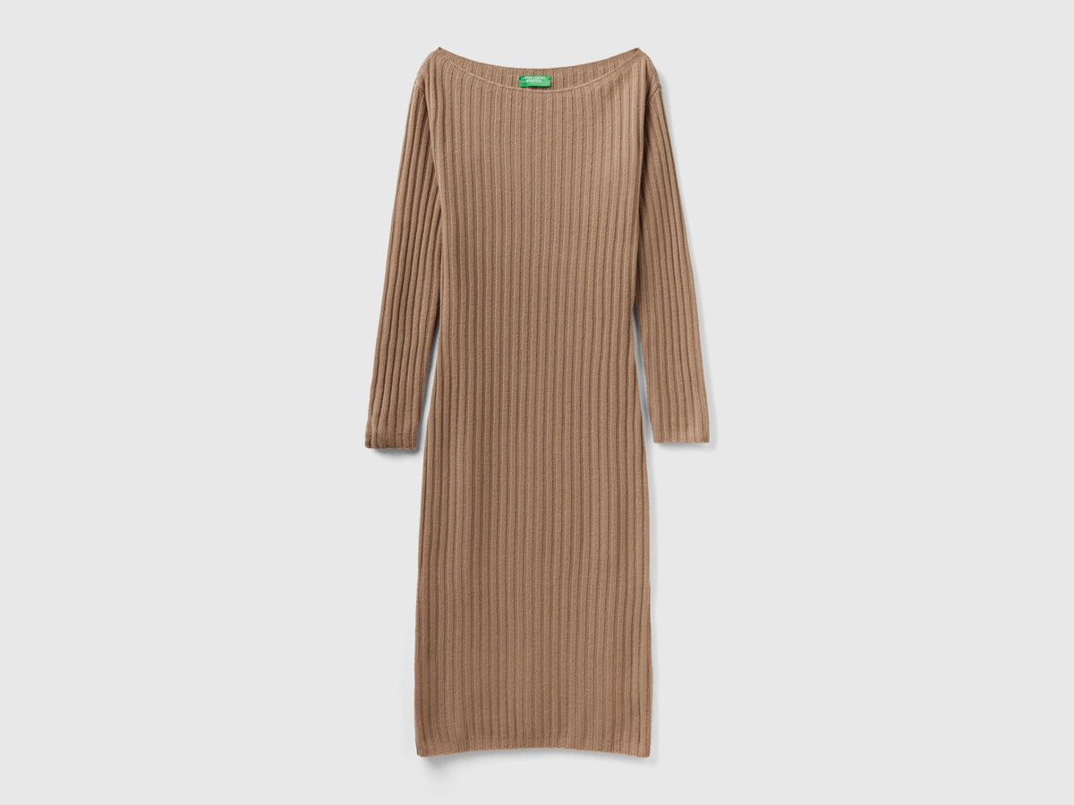 Abito in maglia con scollo a barchetta