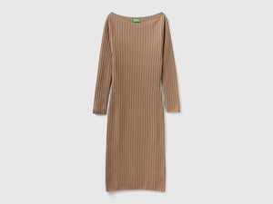 Abito in maglia con scollo a barchetta