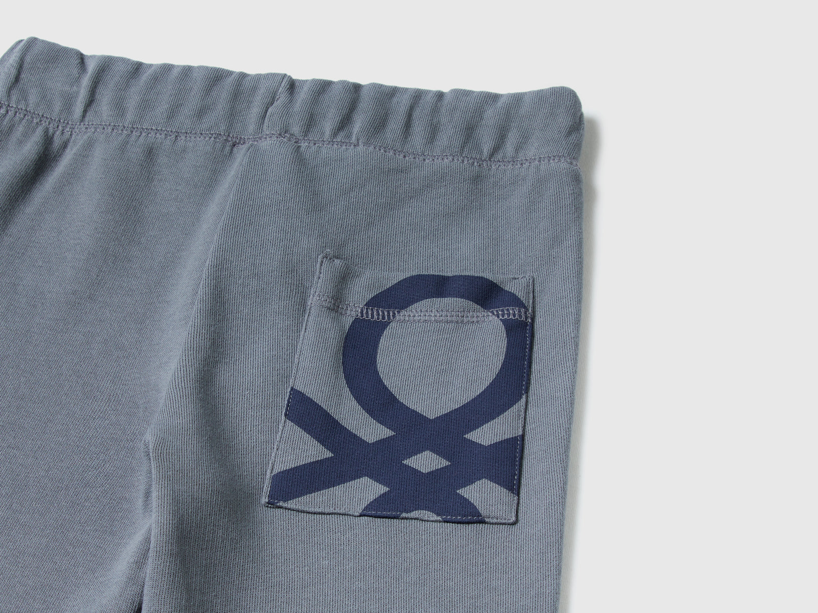 Pantaloni in felpa 100% cotone da bambino grigio scuro 2 | Benetton Outlet