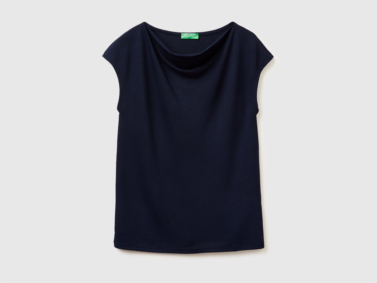 T-shirt smanicata in crêpe