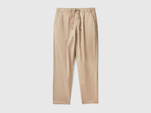 Pantaloni lunghi modello chino in cotone elasticizzato con pinces