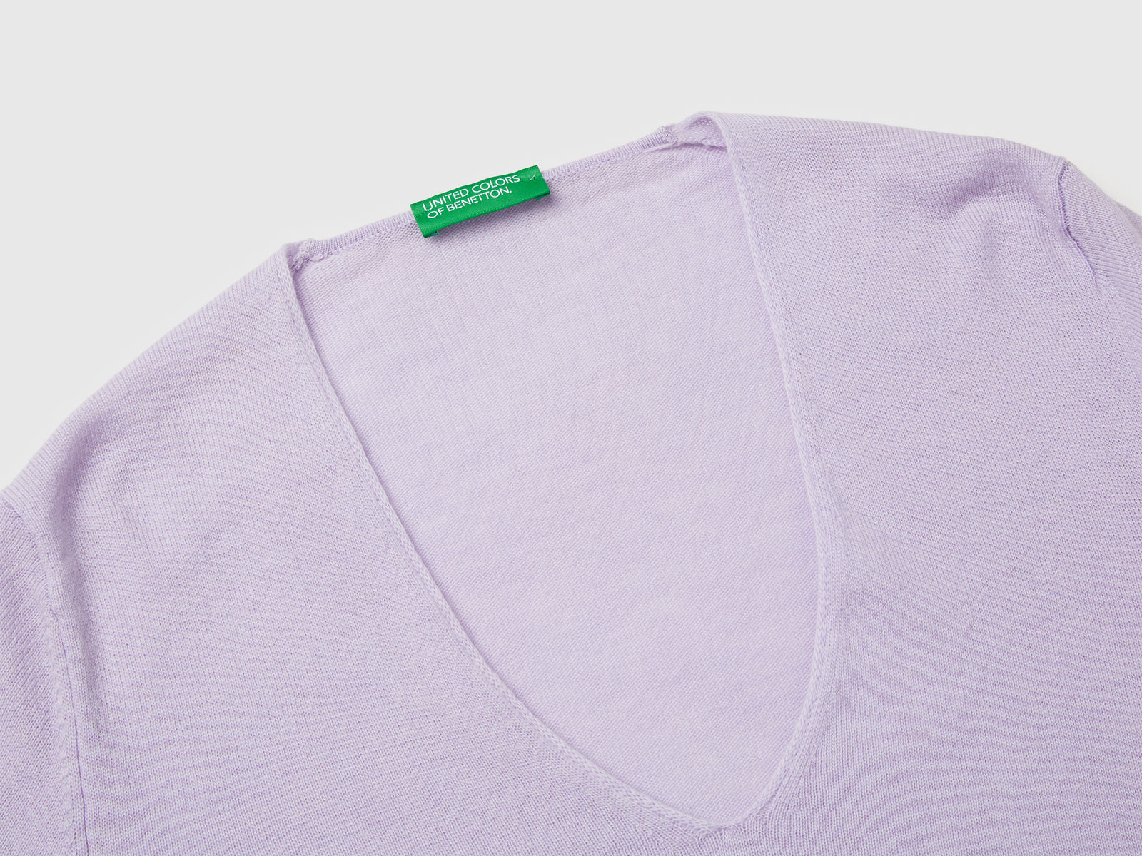 Maglione con scollo a V in pura lana Merino da donna lilla 3 | Benetton Outlet