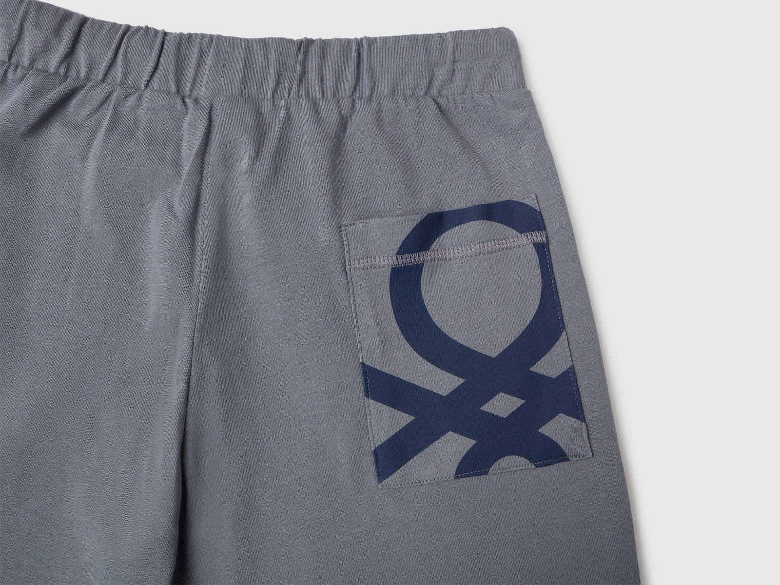 Pantaloni corti in puro cotone da bambino grigio scuro 2 | Benetton Outlet