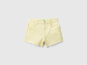 Shorts sfrangiati in cotone stretch