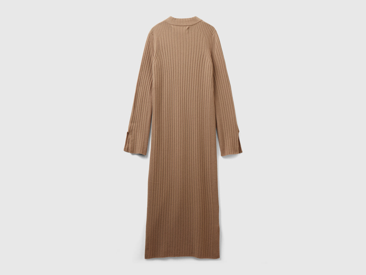 Vestito in maglia con spacchi