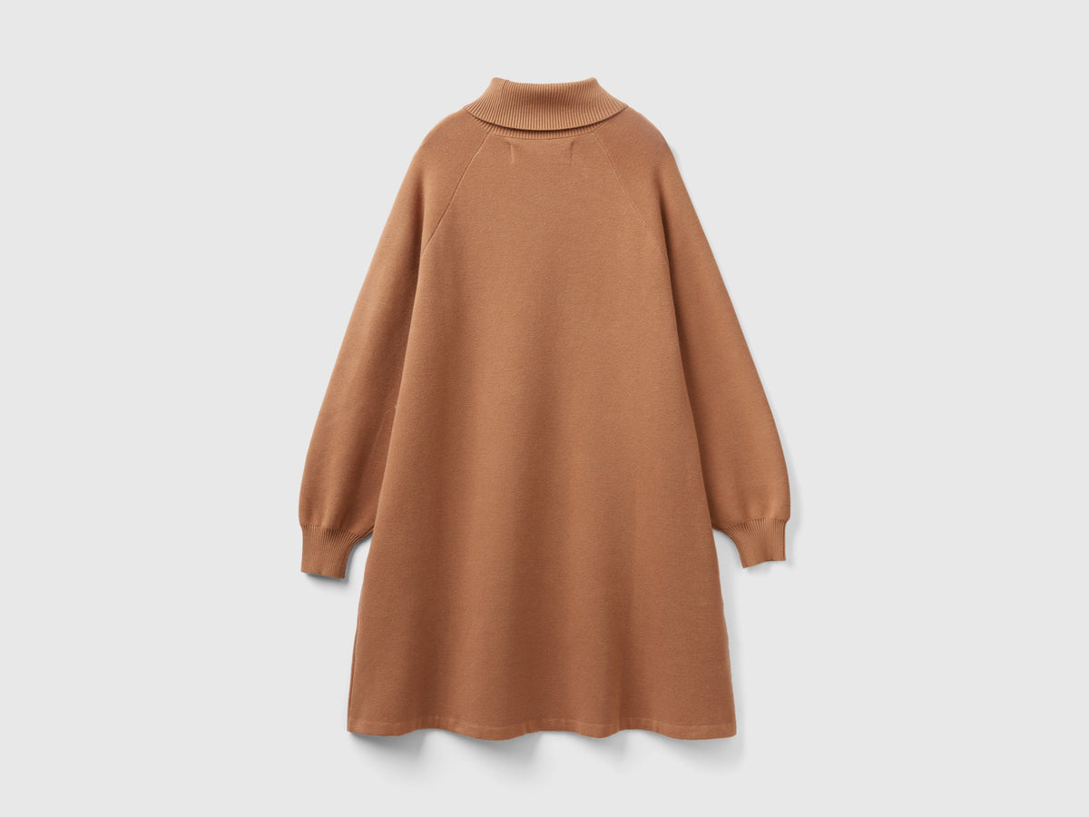 Abito in maglia con collo alto