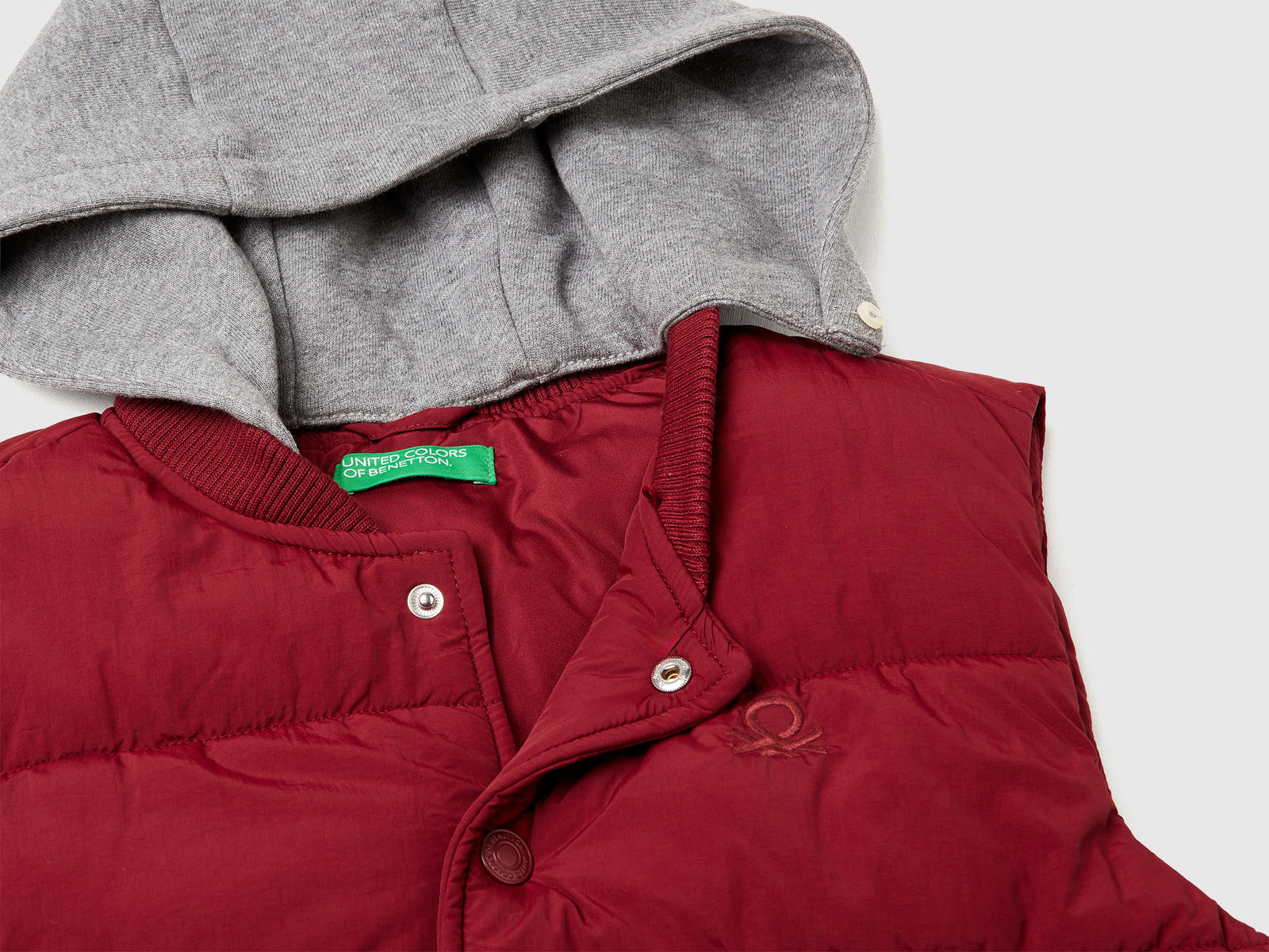 Gilet imbottito con cappuccio staccabile da bambino bordeaux 3 | Benetton Outlet