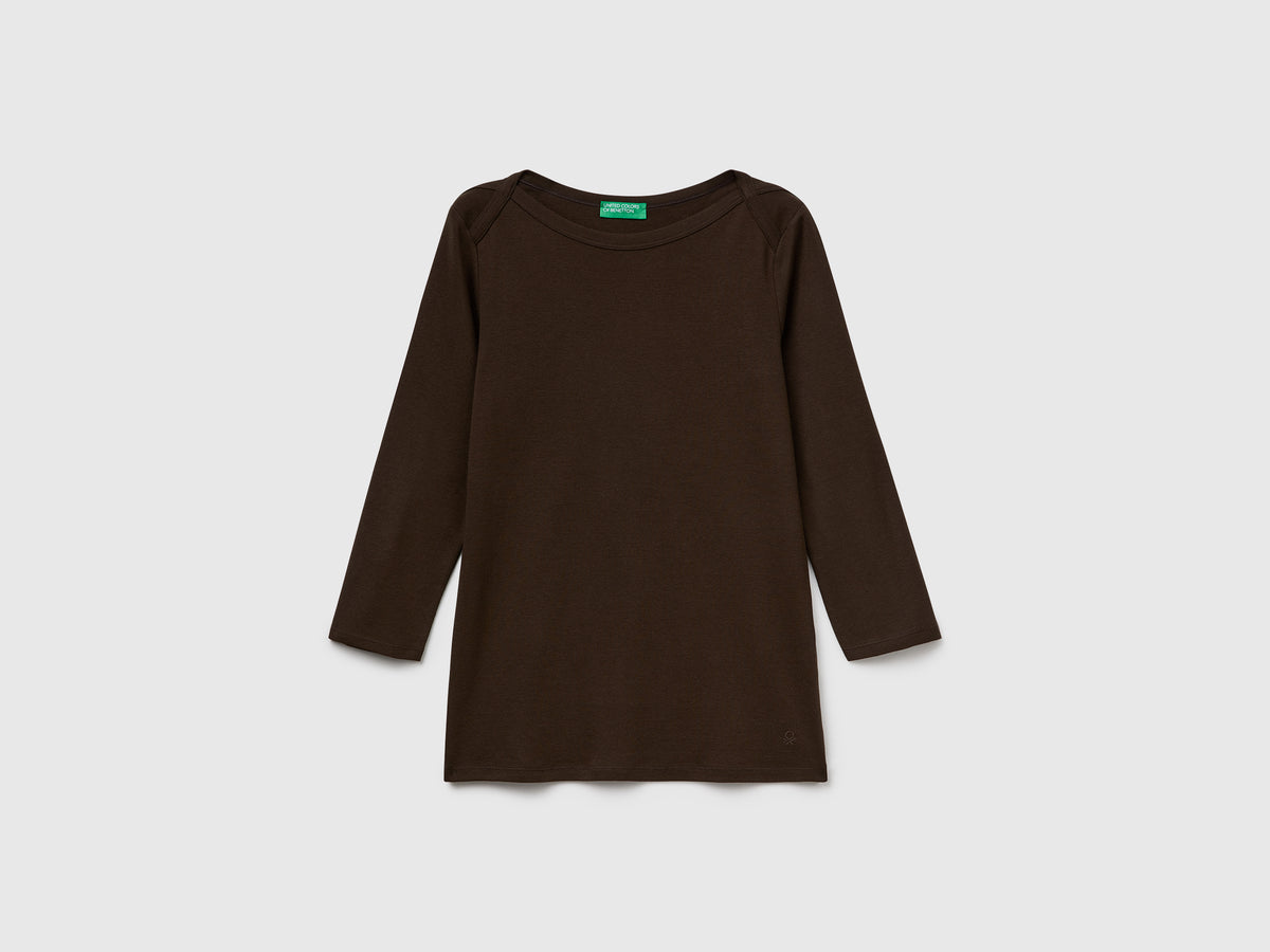 T-shirt con scollo a barchetta