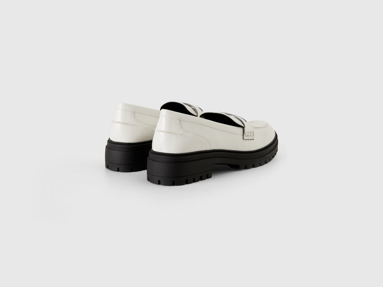 Mocassini in tessuto spalmato lucido da donna bianco panna 2 | Benetton Outlet