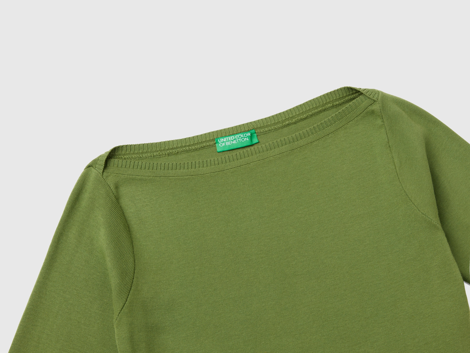 Maglia 100% cotone con scollo a barchetta da donna verde militare 3 | Benetton Outlet