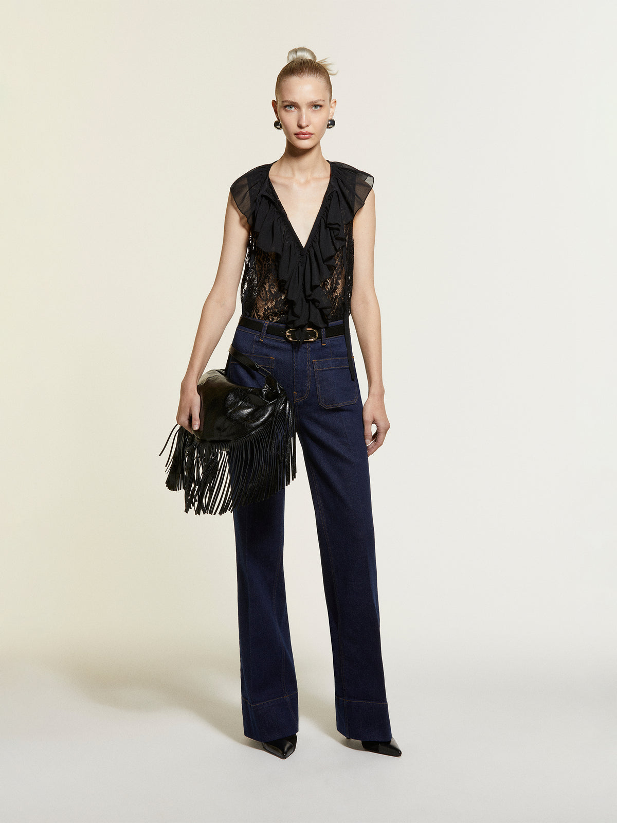 Top in pizzo con jabot
