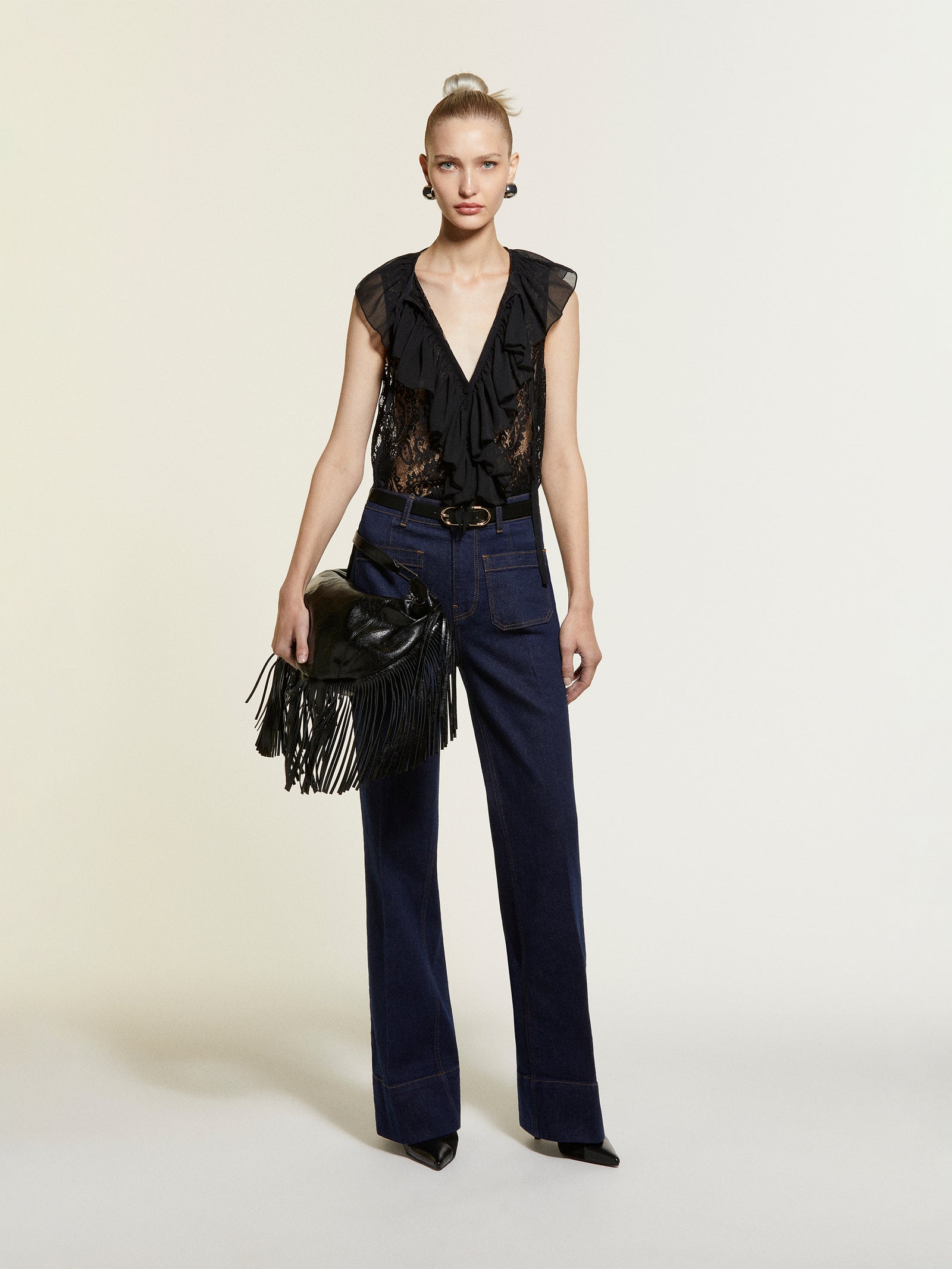 Top in pizzo con jabot da donna nero 3 | Sisley Outlet