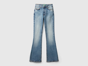 Jeans a zampa in misto cotone riciclato