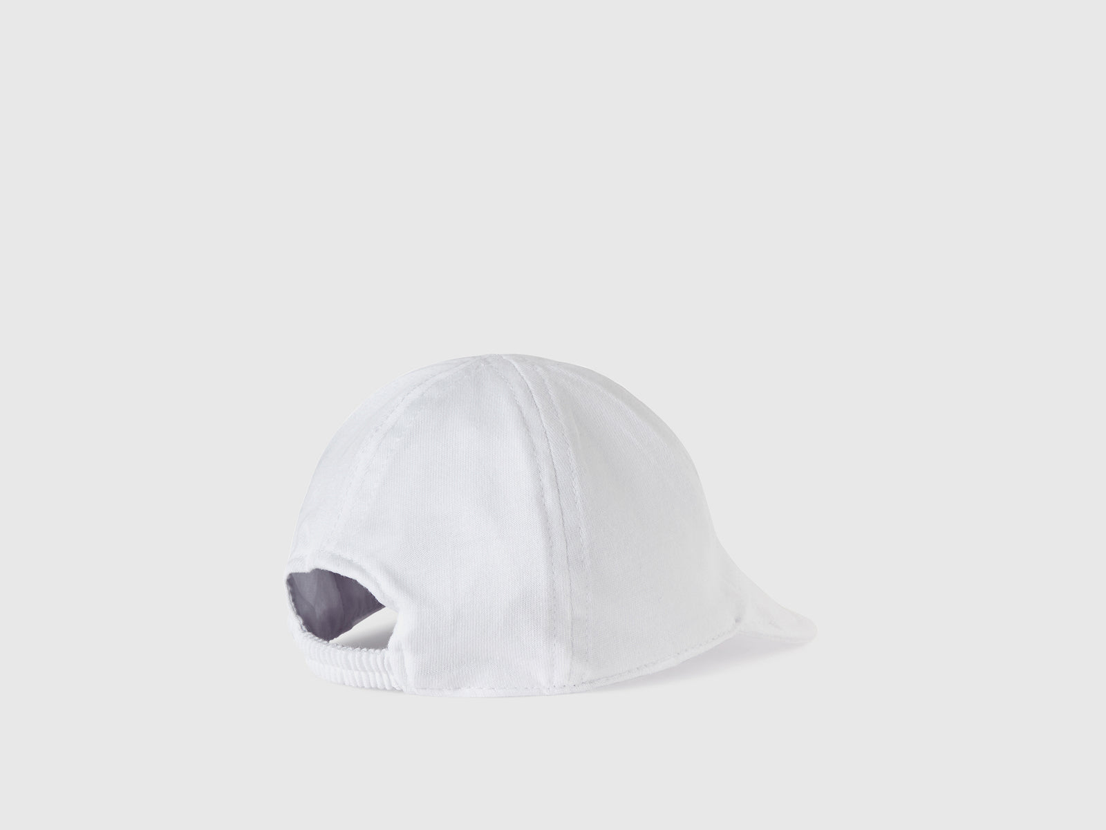 Cappellino con visiera modello baseball in puro cotone da neonato bianco 2 | Benetton Outlet