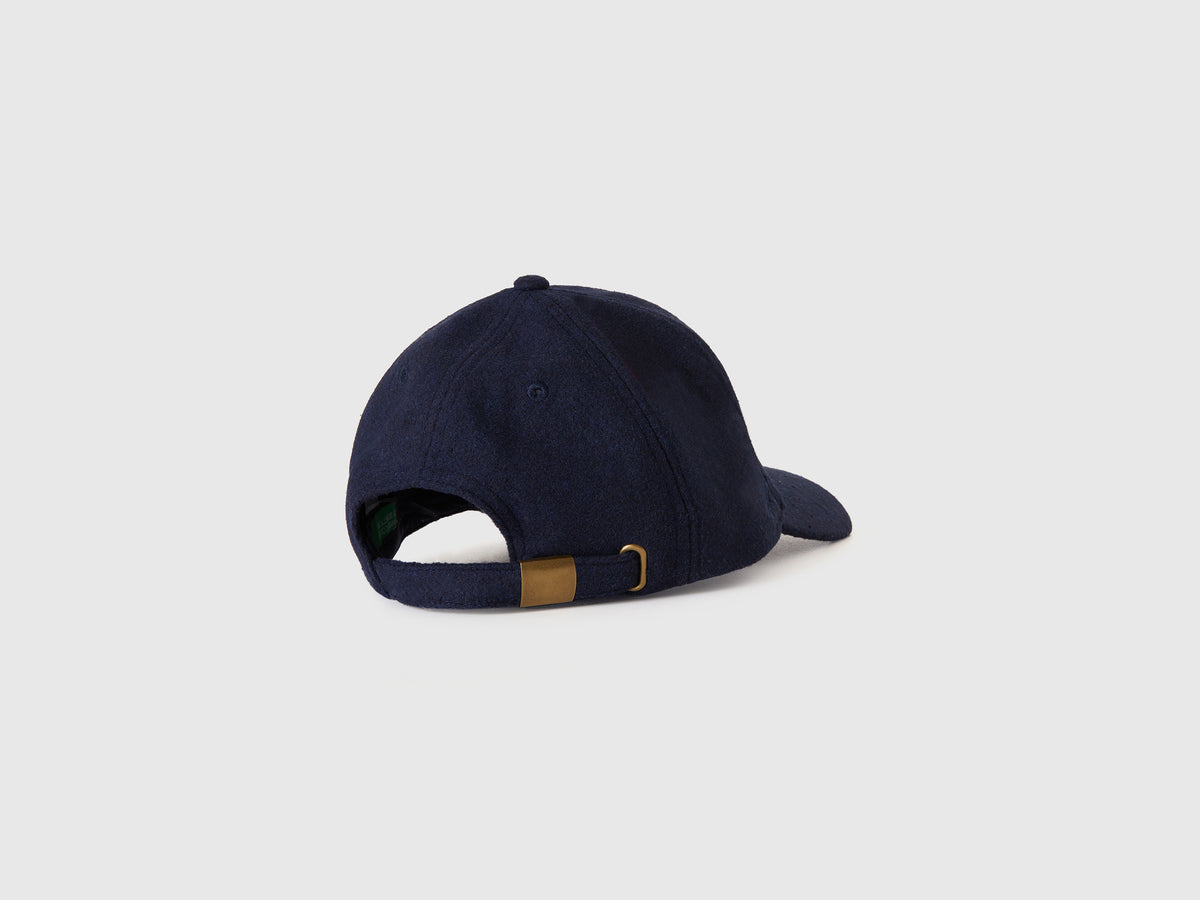 Cappello con visiera in panno