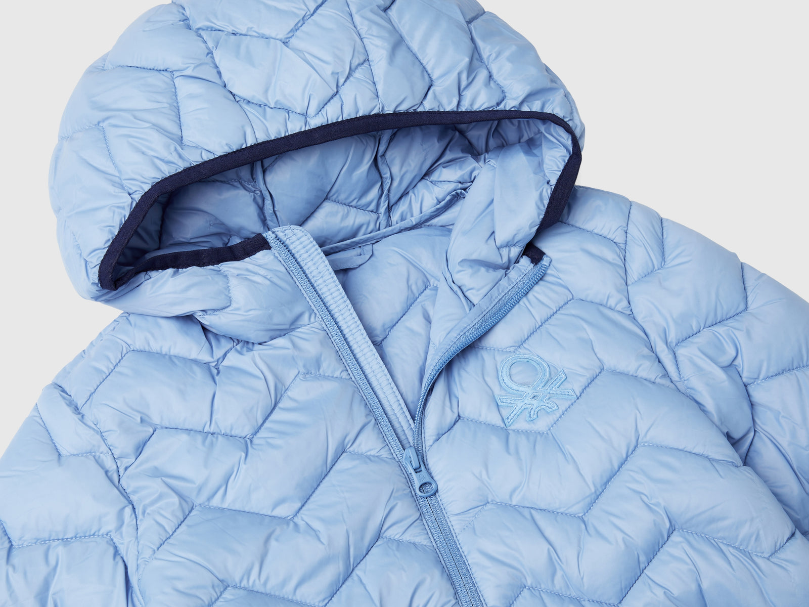 Giubbotto imbottito con cappuccio da bambino azzurro 3 | Benetton Outlet