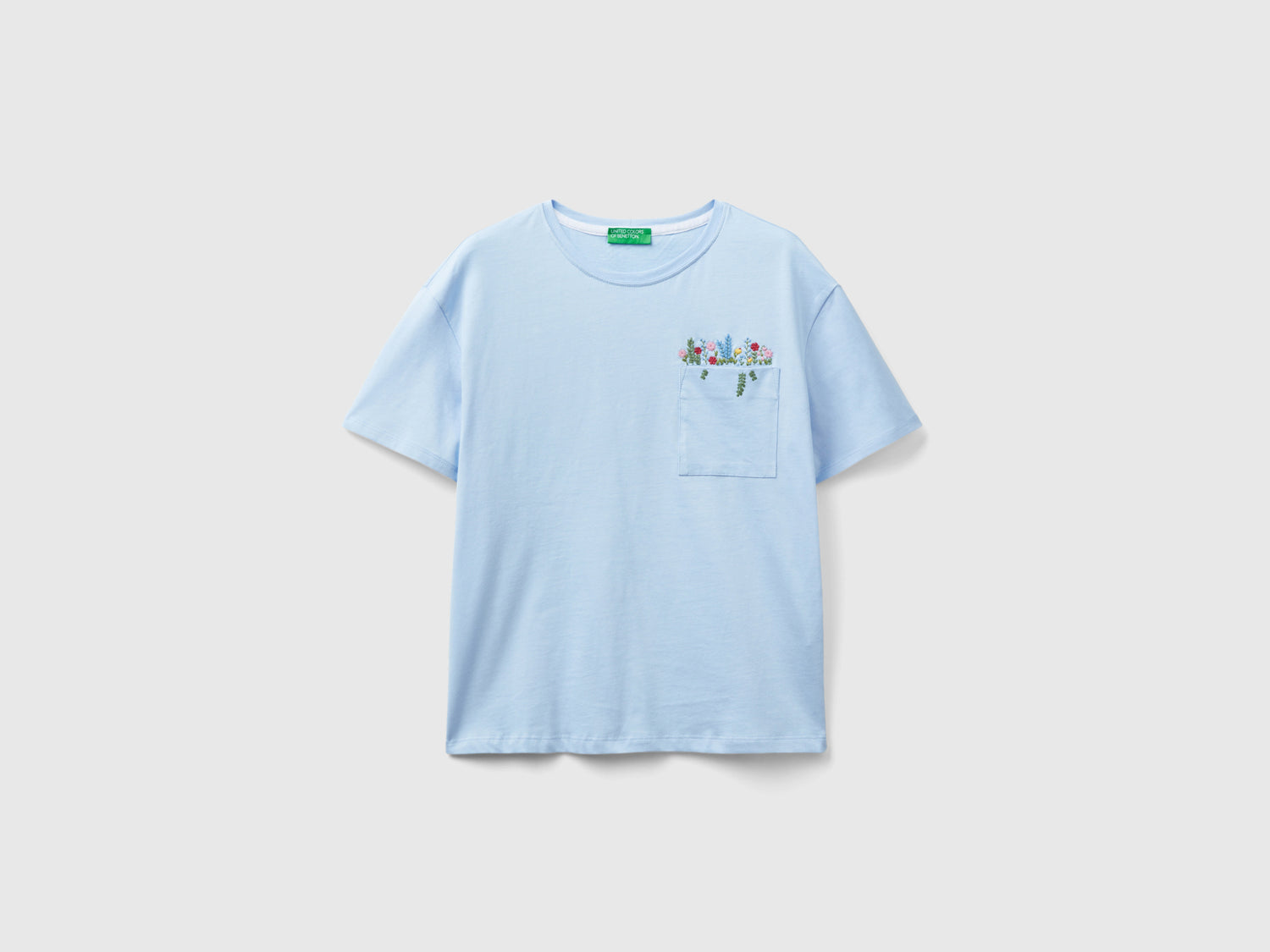 Maglietta con taschino e ricamo da donna celeste | Benetton Outlet