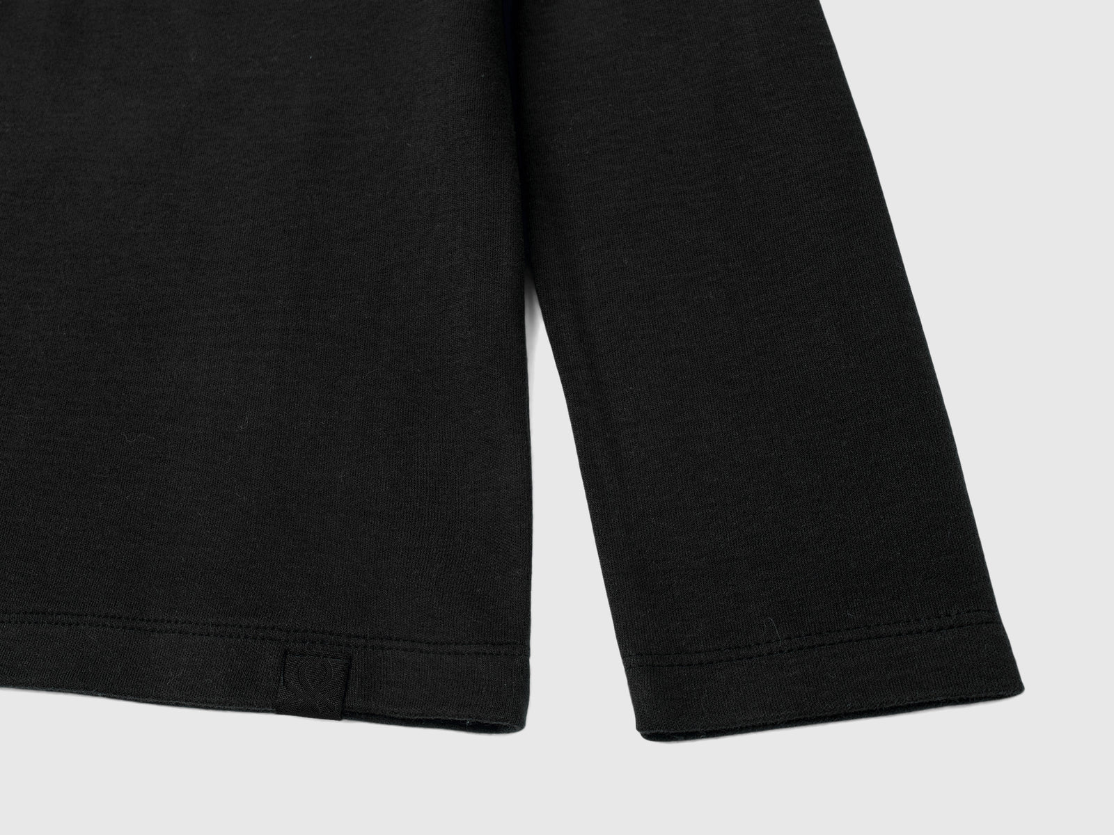 T-shirt lupetto a costine da bambino nero 3 | Benetton Outlet