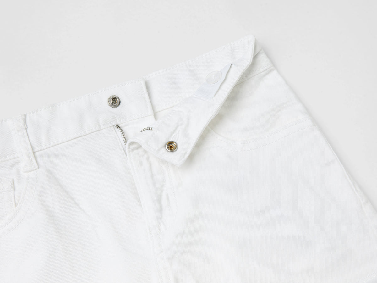 Shorts sfrangiati in cotone stretch