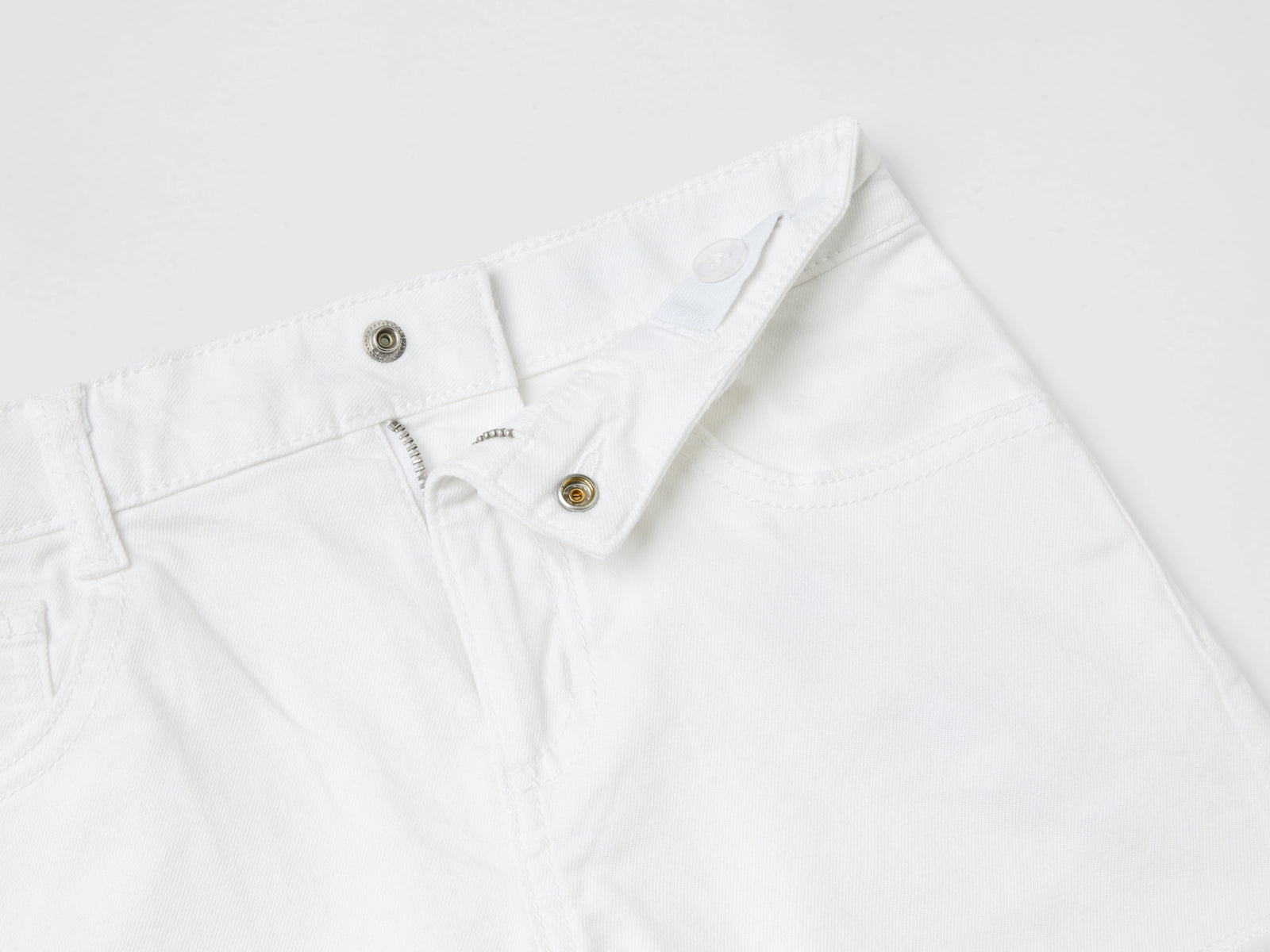 Shorts sfrangiati in cotone stretch da bambina bianco 3 | Benetton Outlet