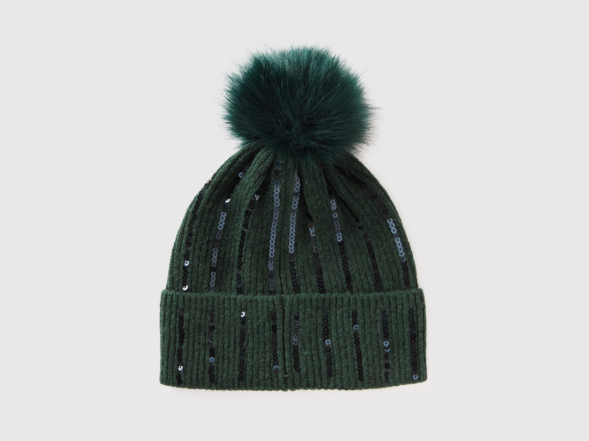 Cappello con pom pom e paillettes