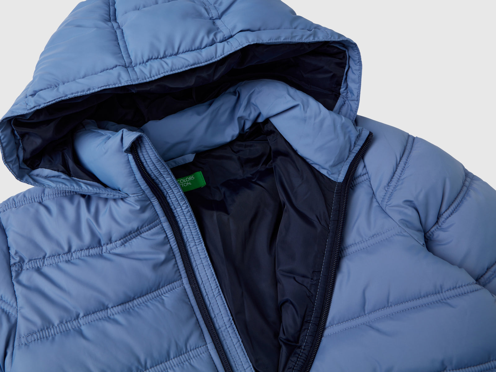 Giubbotto imbottito con cappuccio e logo da bambino azzurro 3 | Benetton Outlet