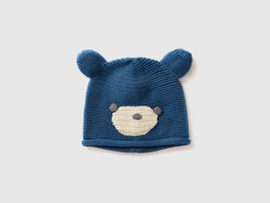 Cappellino crochet con applicazioni