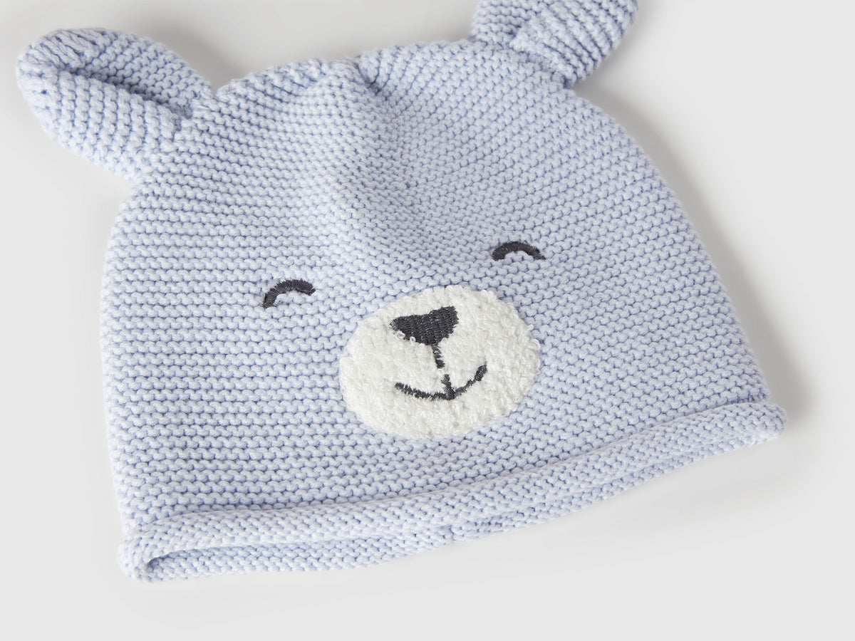 Cappellino crochet con applicazioni