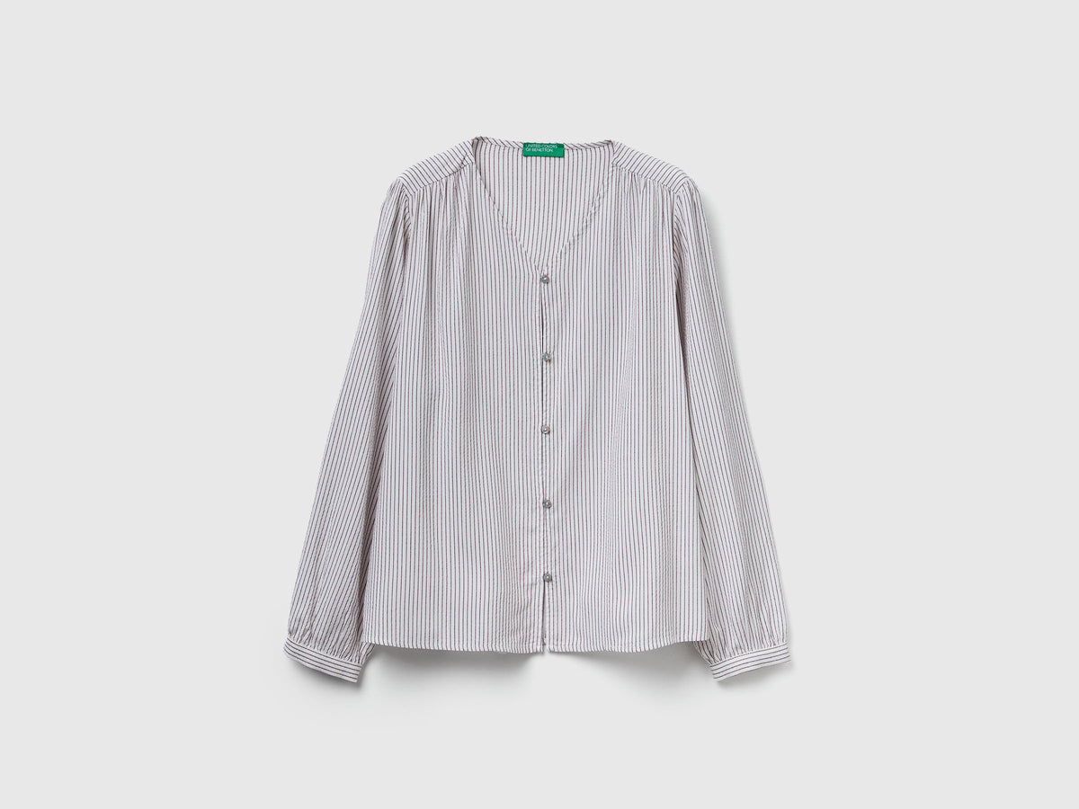 Camicia a righe con scollo a V
