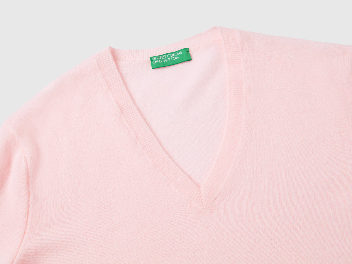 Maglia con scollo a V rosa chiaro in pura lana Merino