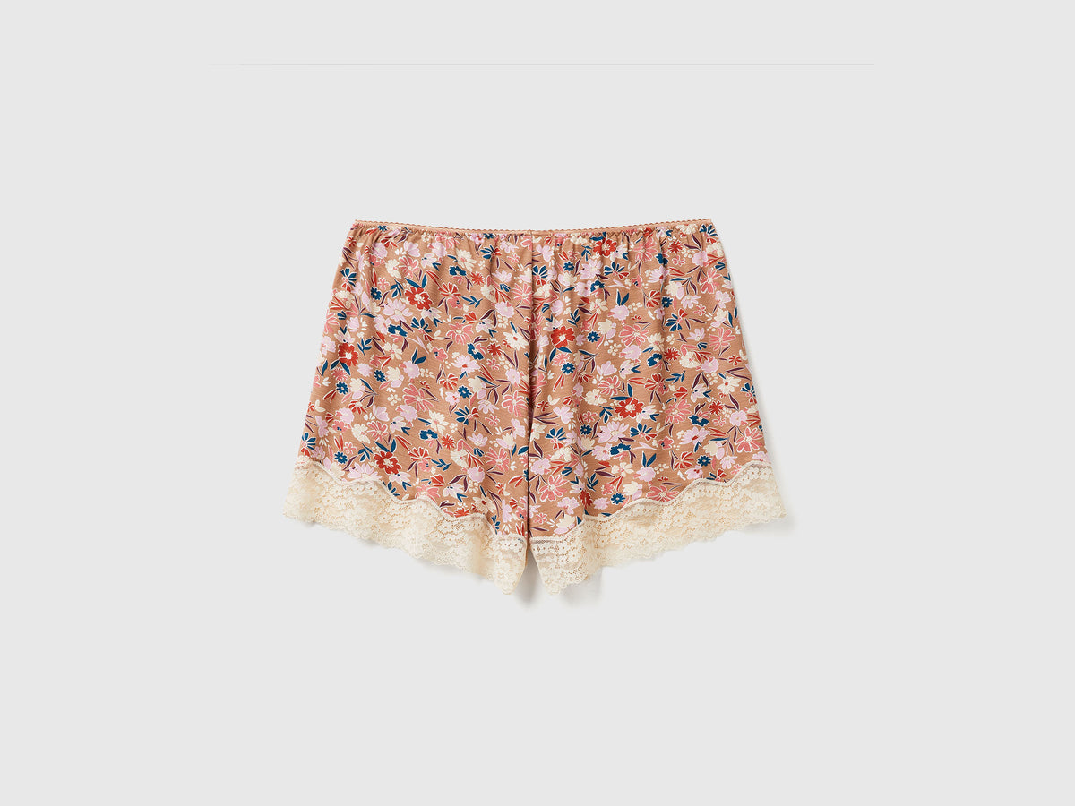 Shorts a fiori con pizzo